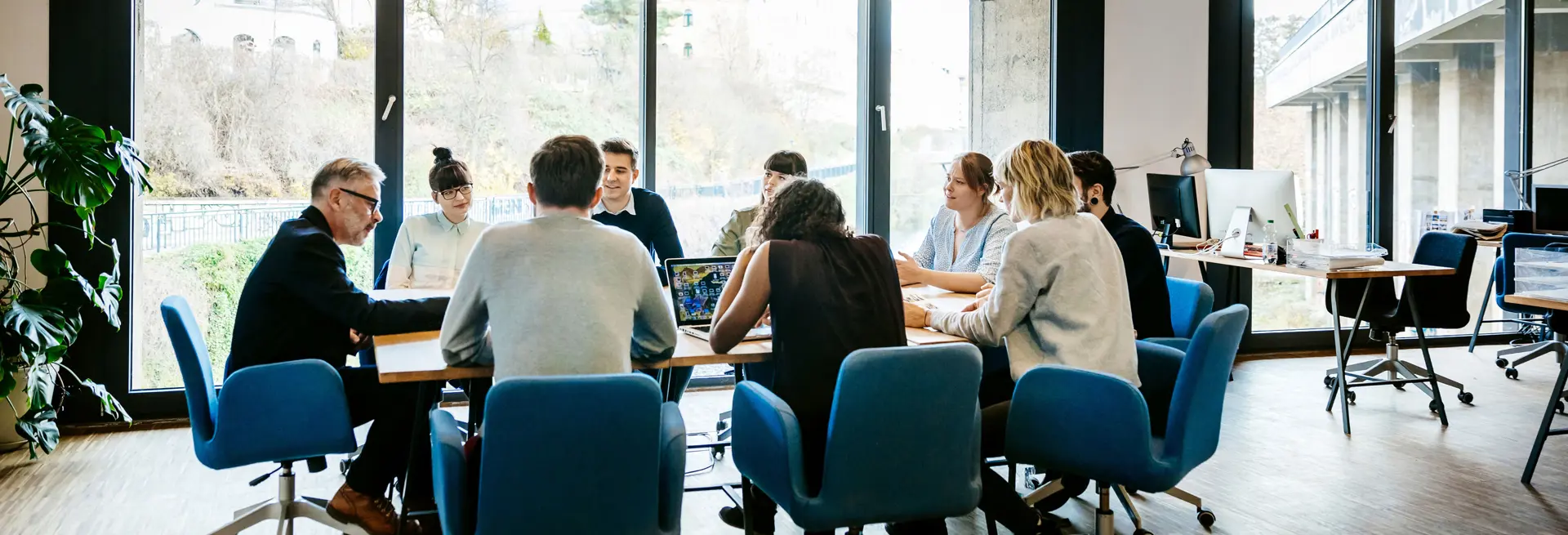 Gruppo di lavoro riunito in una sala riunioni